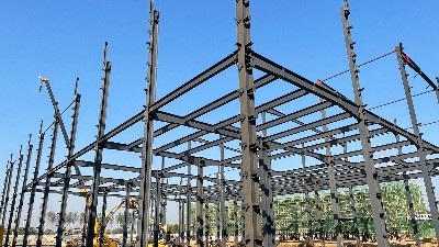 蔚藍(lán)鋼構(gòu)百科：影響鋼結(jié)構(gòu)工業(yè)廠房造價的3大因素及應(yīng)對策略